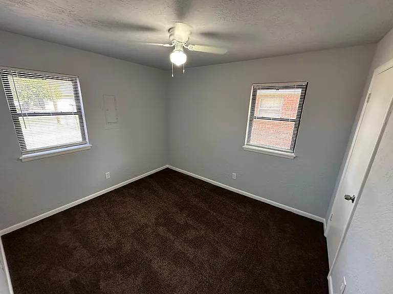 4313 NW Hoover Ave — Photo 8