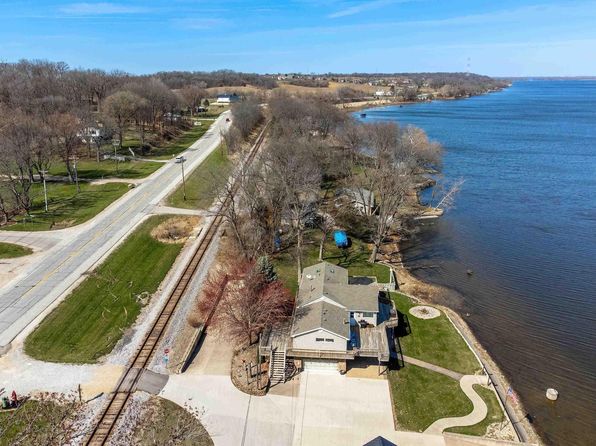 22965 Great River Rd, Le Claire, IA 52753