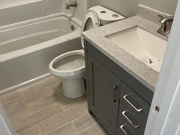 4th image of 611 Central Ave #1