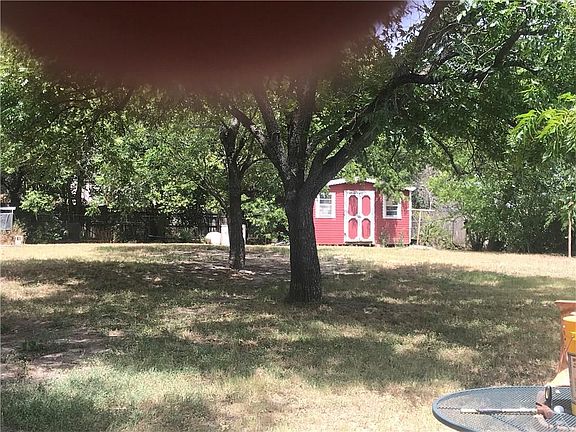 2nd image of 933 N Pecan St