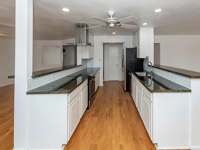 2405 E Huntington Dr — Photo 17