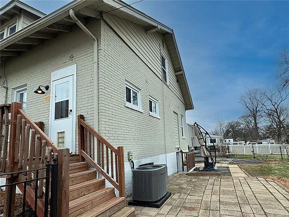 3rd image of 729 Luckystone Ave