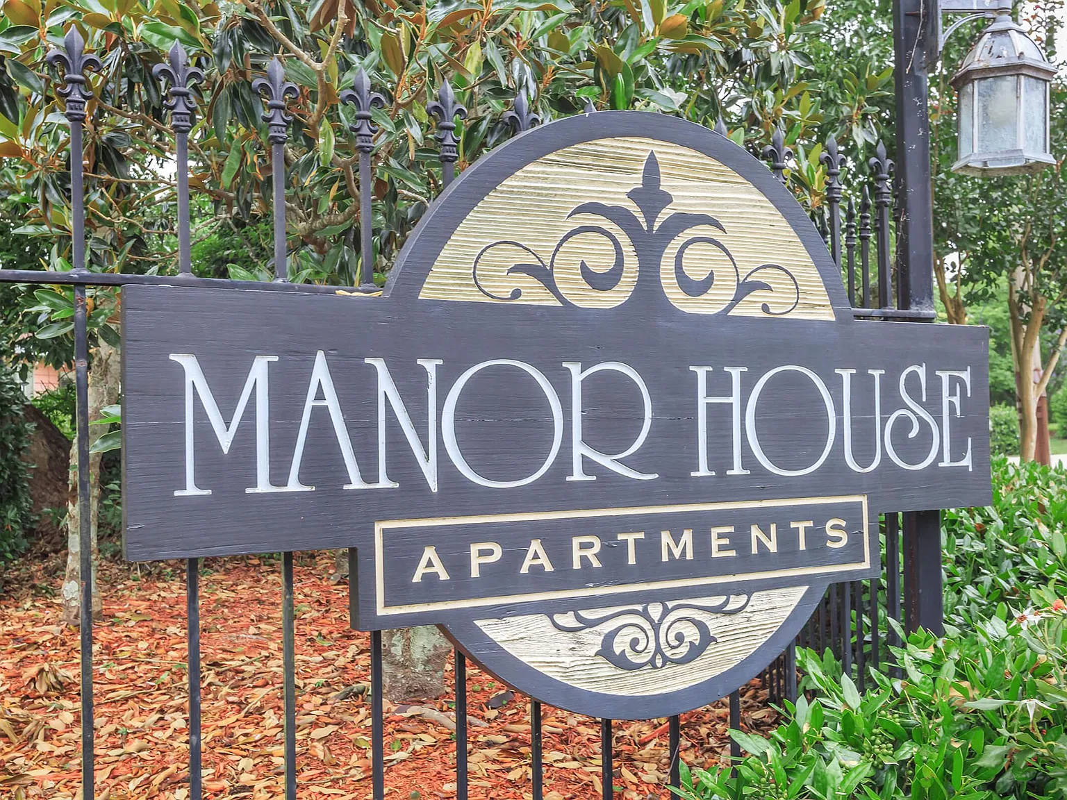 Manor House Apartments — Photo 1