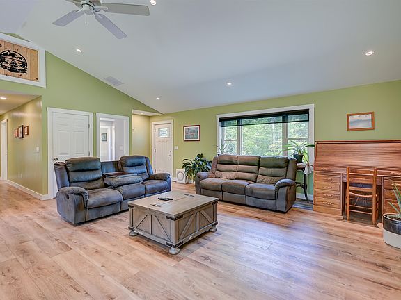4th image of 419 Winter Rd