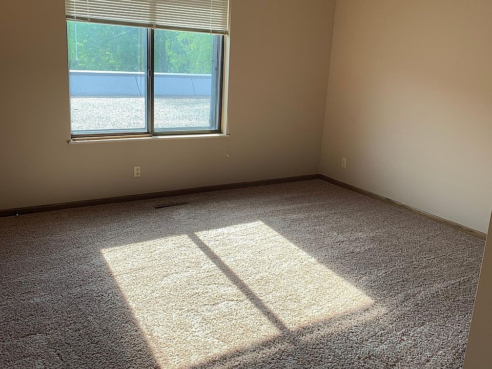 1st image of 3504 Neerpark Dr