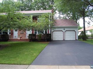 25B Forsythia Ln, Paramus, NJ 07652