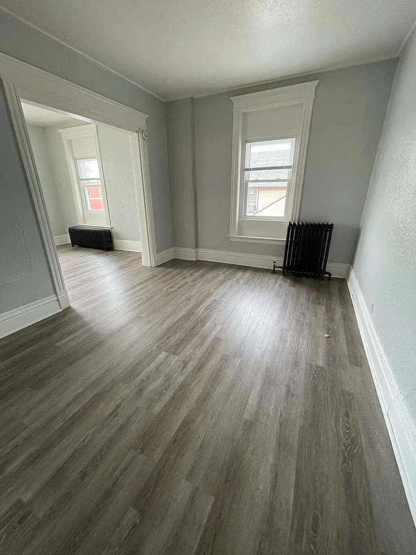 Large 2 Bedroom Apartment — Photo 2