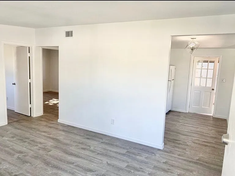 2381 Chaucer St — Photo 3