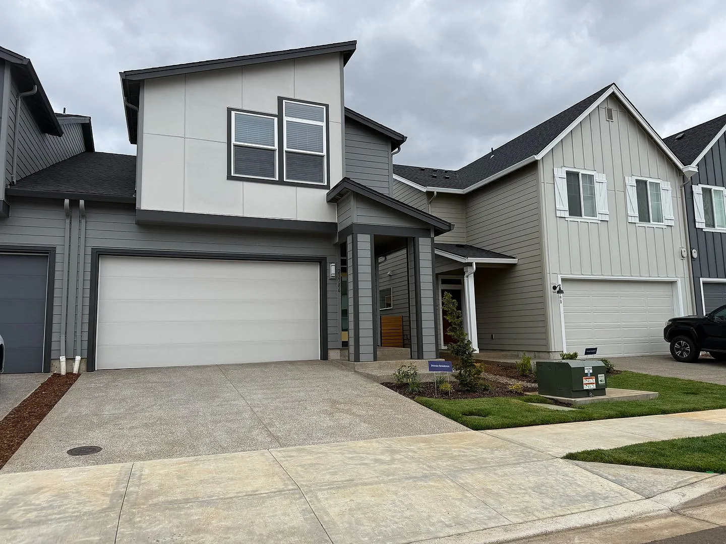 Charming 3 Bed 2.5 Bath Tualatin Home with Fenced Yard & 2-Car Garage! — Photo 2