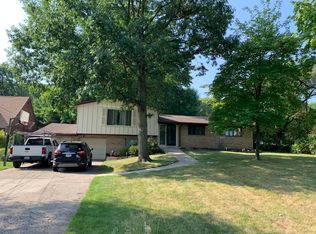 1001 E Ridgewood Dr, Parma, OH 44134