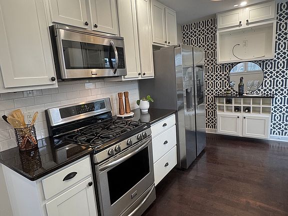 4th image of 2050 E Walnut St #A