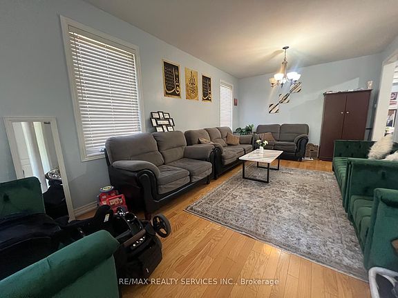 2nd image of 3 Noranda Cres