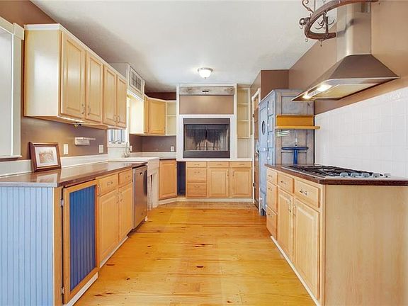 5th image of 612 Edward St