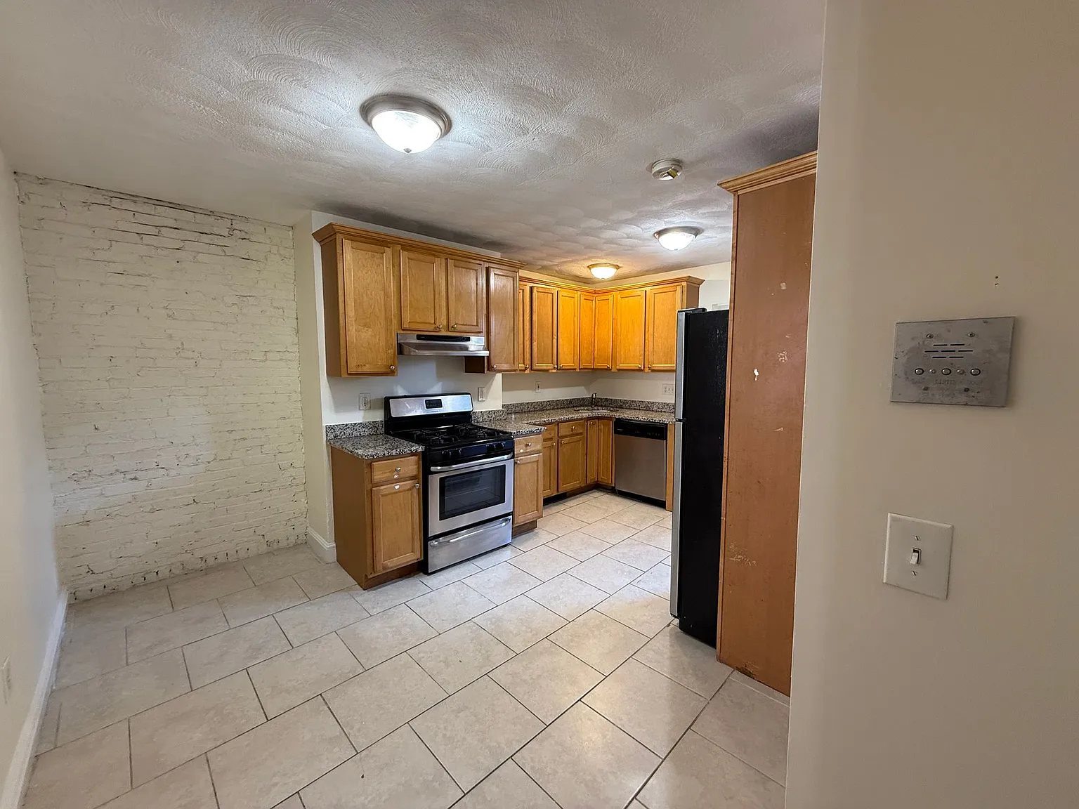 3 bed, 900 sqft, $3,000 — Photo 2