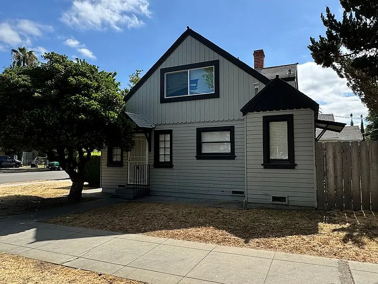 302 E Locust St — Photo 1
