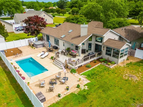 83 Reach Ln, Deltaville, VA 23043