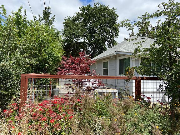 3rd image of 595 Solano Ave