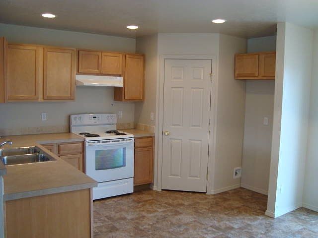 2nd image of 2410 N Tanoaks Rd