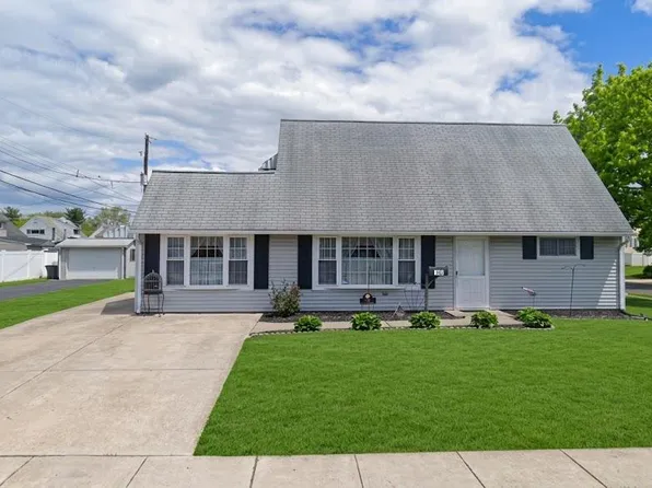 10 New Pond Ln, Levittown, PA 19054