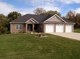 15421 White Oak Dr, Peosta, IA 52068
