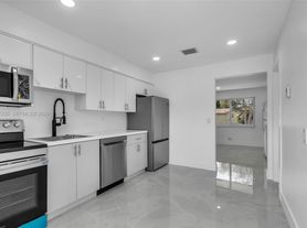 821 SW 7th Ave, Hallandale, FL
