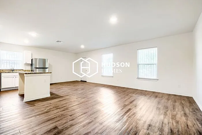 3 bed, 2.0 bath, 1298 sqft, $1,349 — Photo 3