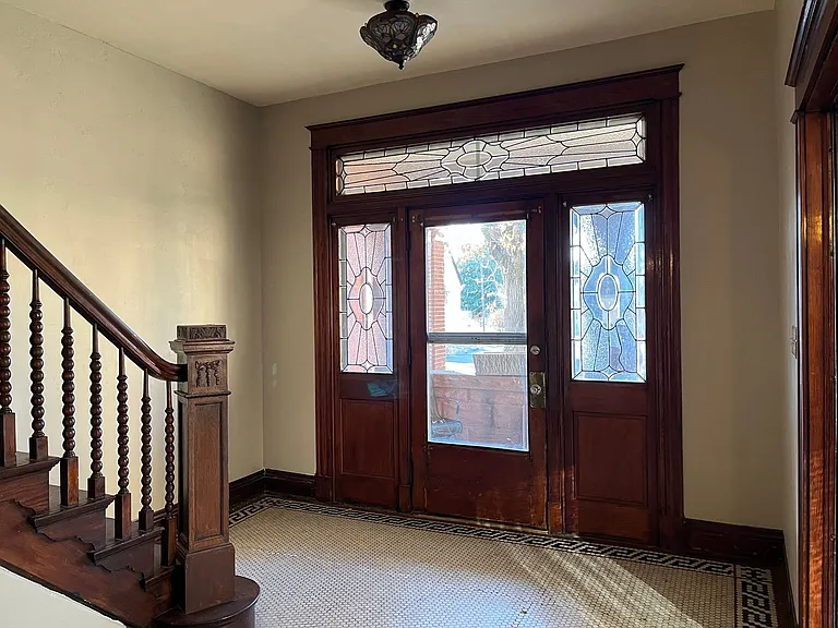 2102 Maryland Ave — Photo 2