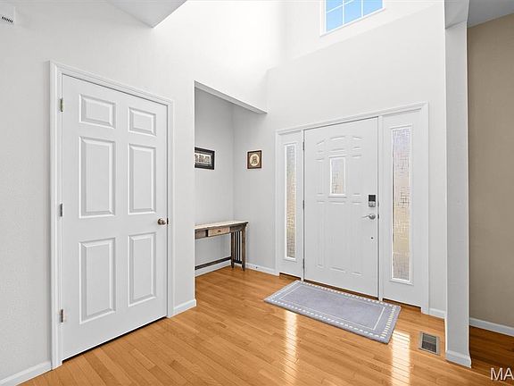 3rd image of 923 Saint Nicholas Dr
