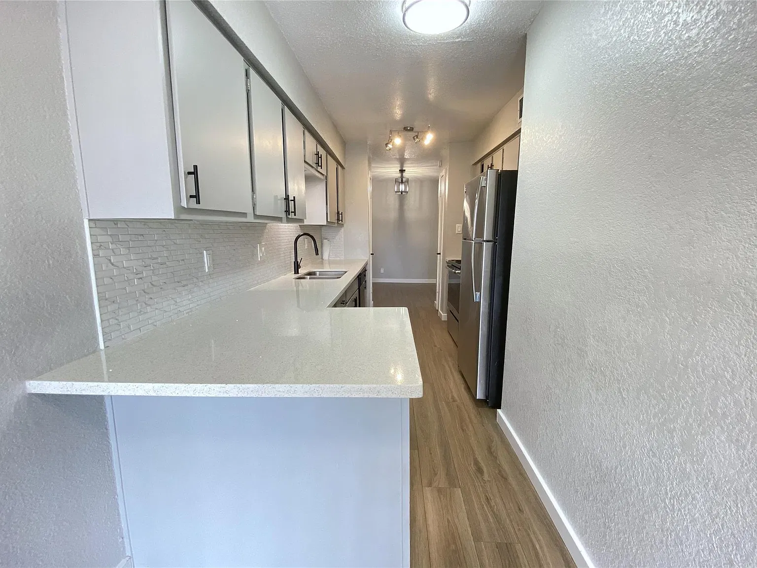 3 bed, 2.0 bath, 1373 sqft, $1,390 — Photo 4