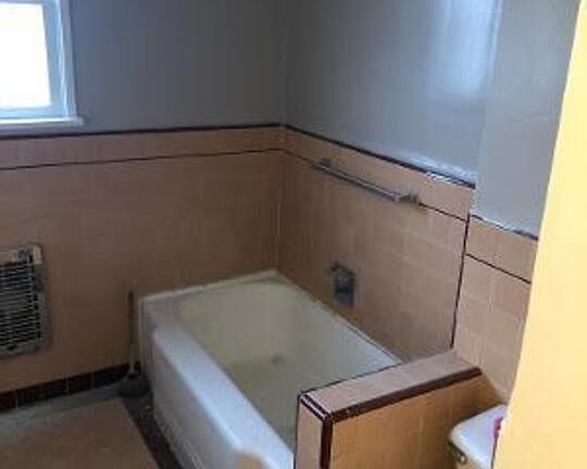 4th image of 719 W Athens Blvd