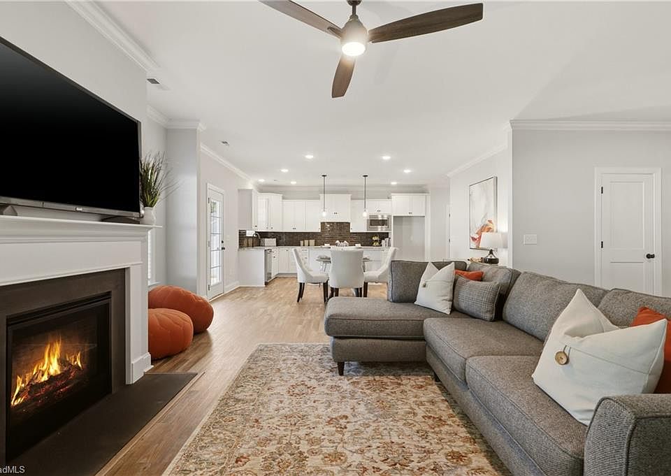1st image of 3051 Loch Dr