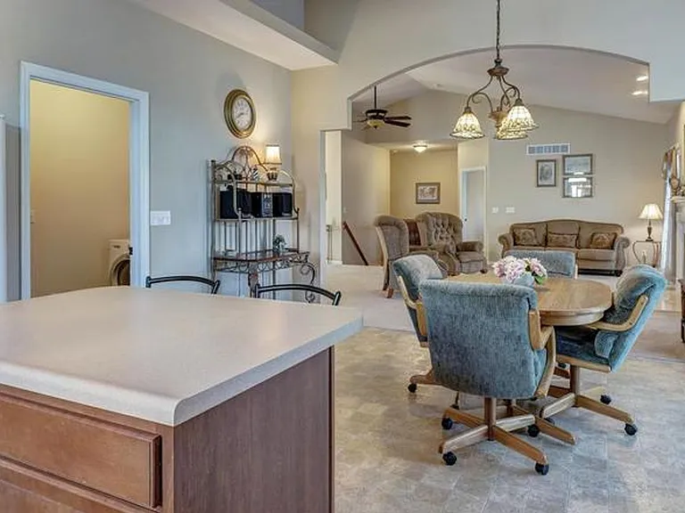 310 Royallsprings Pkwy — Photo 34