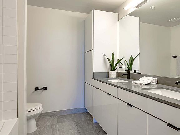 Griffis Pompano Beach apartment bathroom with soaking tub.