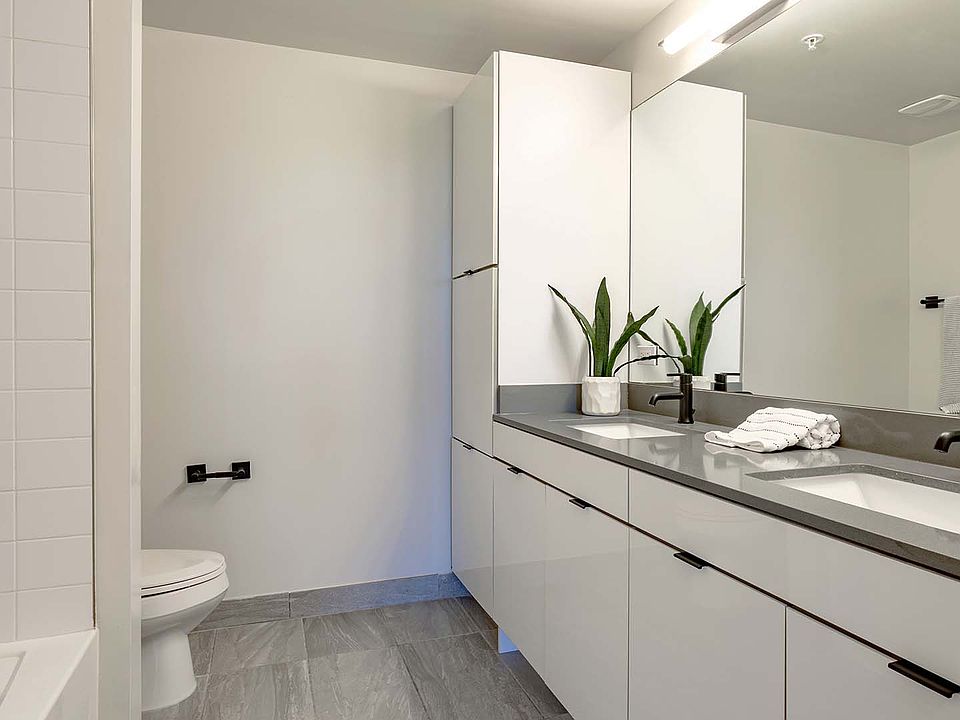 Griffis Pompano Beach apartment bathroom with soaking tub.