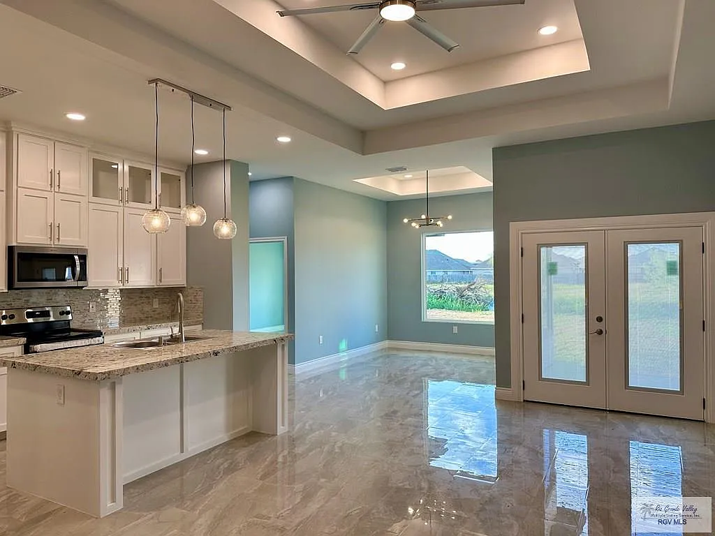 3 bed, 2.5 bath, 1650 sqft, $2,370 — Photo 2