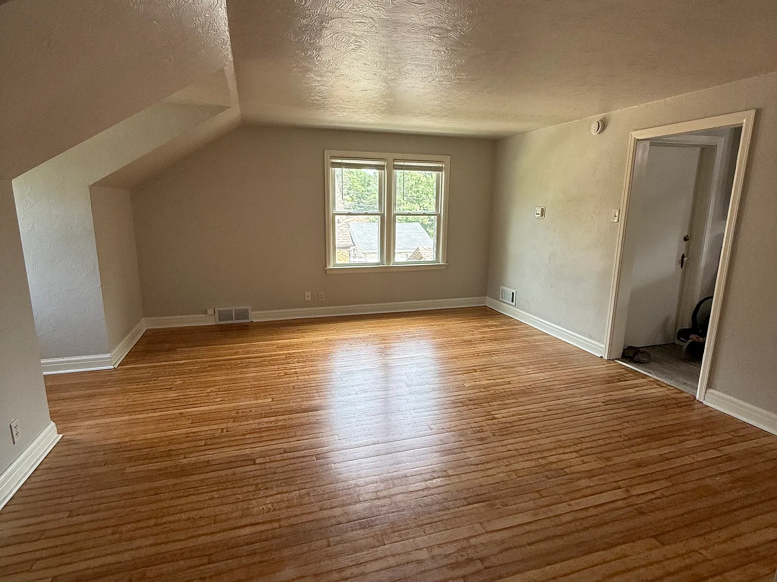 2 bed, 899 sqft, $1,200 — Photo 2
