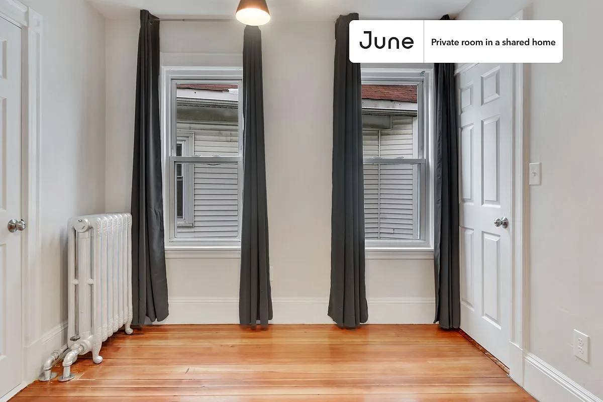 Queen bedroom in 4 bed/2 bath home in Allston #444 D — Photo 2