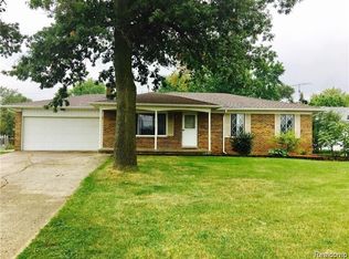 5657 Williams Lake Rd, Waterford, MI 48329