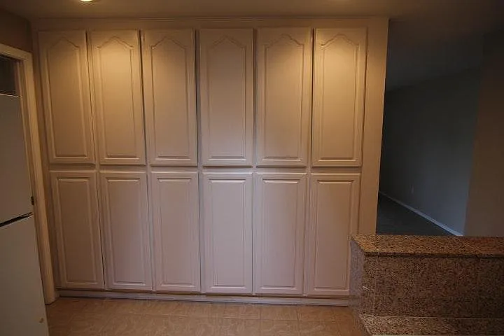 Ton of Kitchen Cabinets/Storage