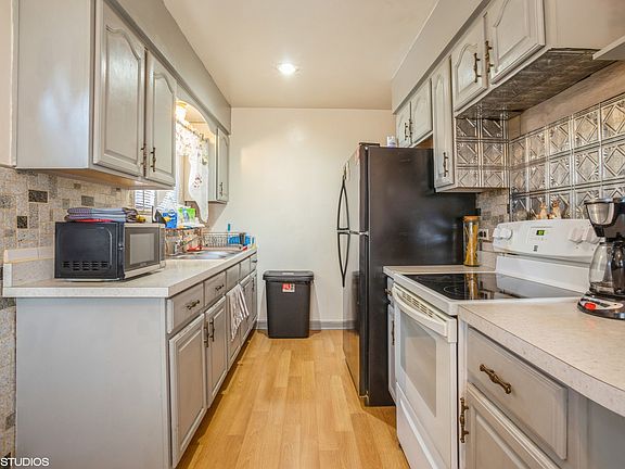 3rd image of 1S140 Winthrop Ln