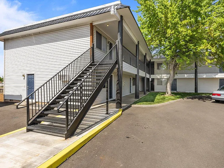 Creekside Apartments — Photo 24