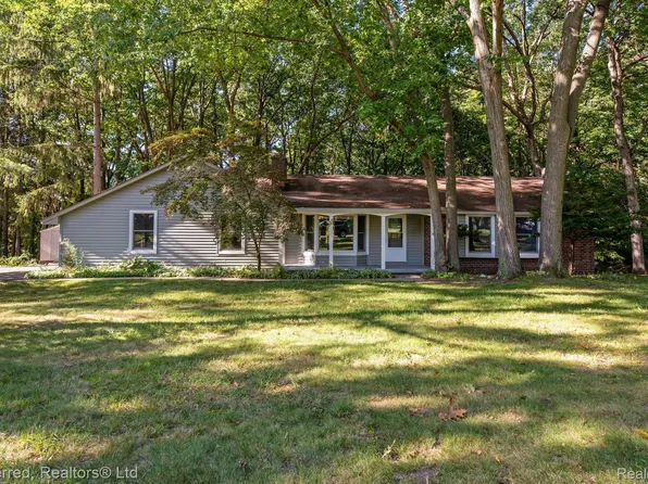 12344 Shady Oak Dr, South Lyon, MI 48178