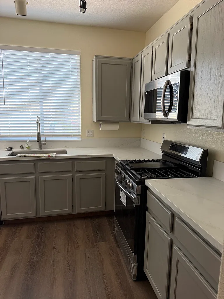 3 bed, 1468 sqft, $2,400 — Photo 2
