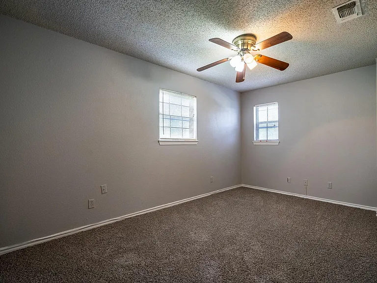 4212 Village Green Dr — Photo 15