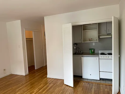 Rented by Eric Goodman Realty Corp | media 10