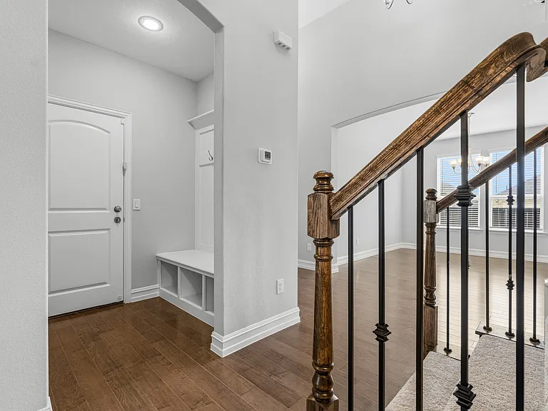 5901 Silverhollow Dr — Photo 19