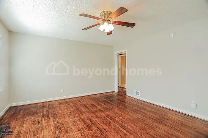 1028 Broadmoor Dr — Photo 4