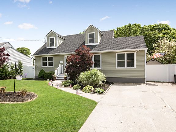 2nd image of 237 Schoenfeld Blvd