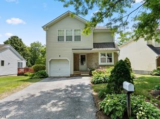 12 Mountain View Ct, Hamburg, NJ 07419
