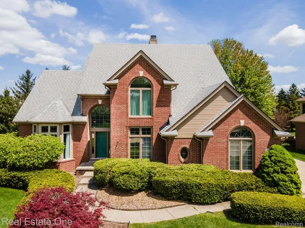 4458 Hycliffe Dr, Troy, MI 48098